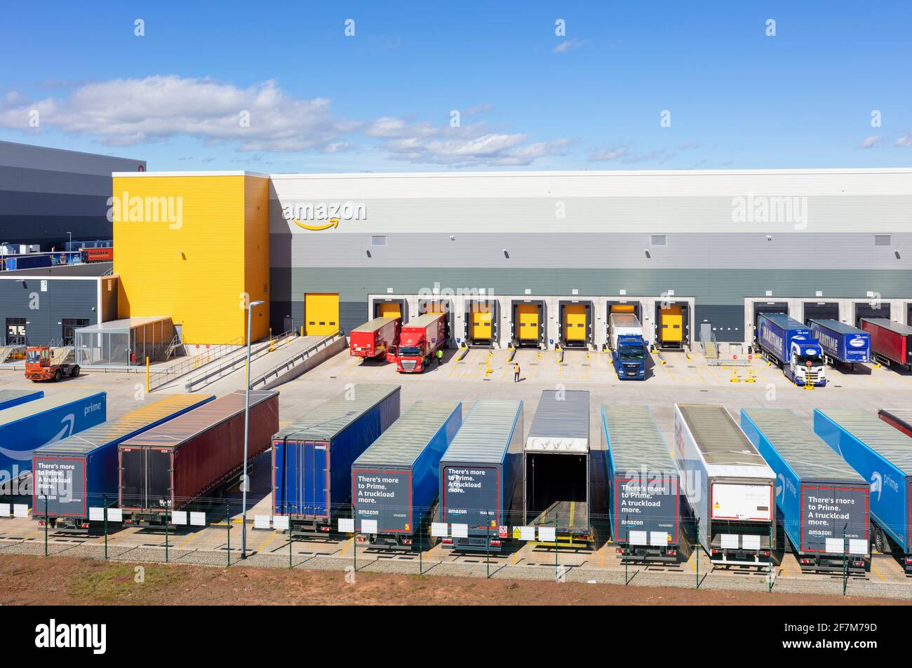 Amazon warehouse Royaume-Uni avec logo Amazon East Midlands Gateway SEGRO Logistics Park Junction 24 M1 East Midlands Angleterre GB Banque D'Images