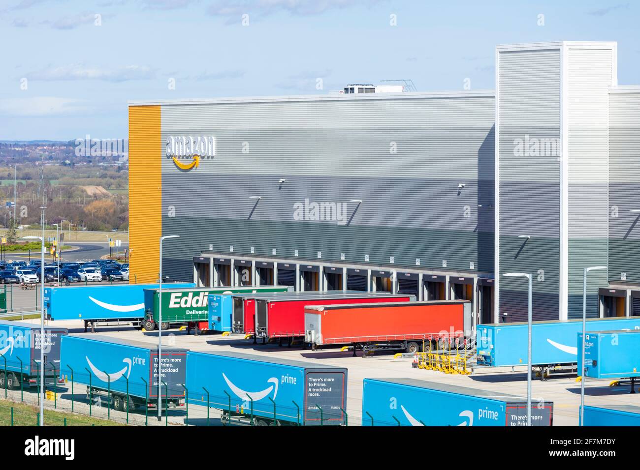 Amazon warehouse royaume-uni avec logo Amazon East Midlands Gateway SEGRO Logistics Park Junction 24 M1 East Midlands Angleterre GB Banque D'Images
