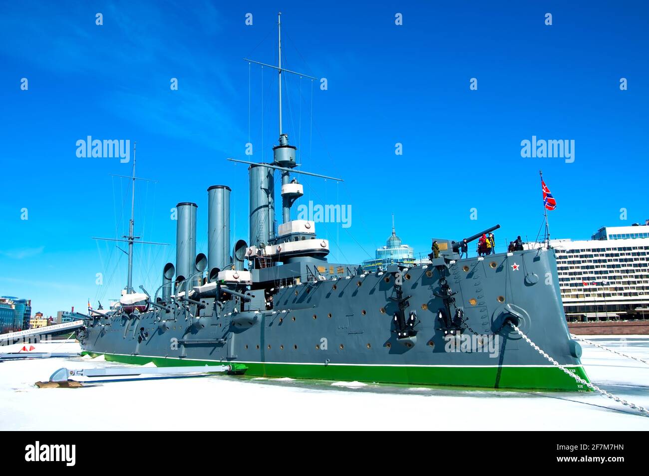 ST. PETERSBOURG, RUSSIE - 27 mars 2021 : croiseur Aurora, symbole de la révolution d'octobre, actuellement conservé en tant que navire-musée sur la Neva Banque D'Images