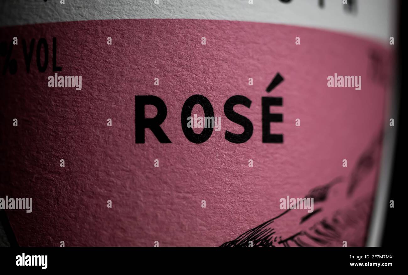 Viersen, Allemagne - 1er mars. 2021: Makro gros plan de l'étiquette de bouteille de vin isolée avec le mot rose Banque D'Images