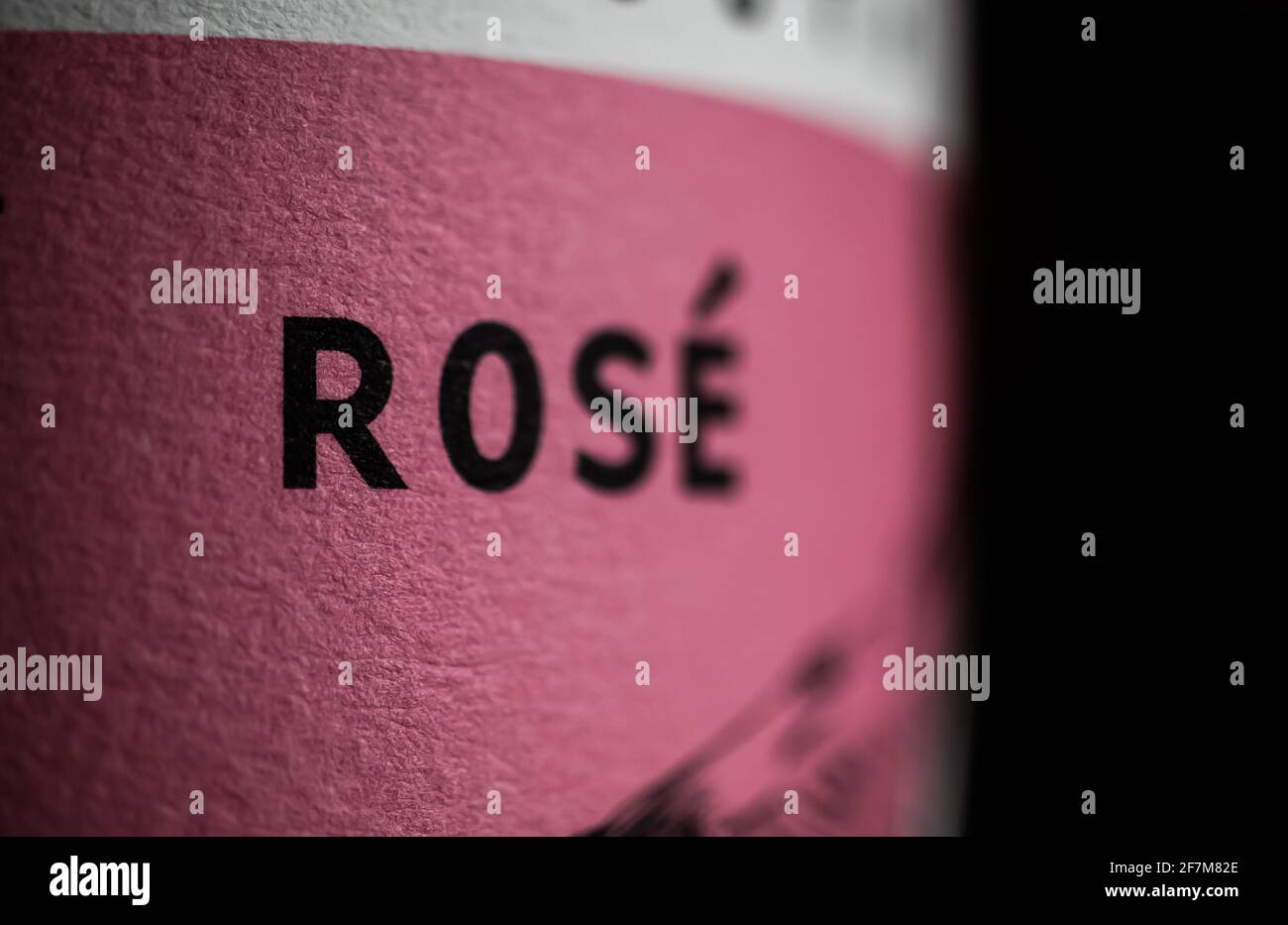 Viersen, Allemagne - 1er mars. 2021: Makro gros plan de l'étiquette de bouteille de vin isolée avec le mot rose Banque D'Images
