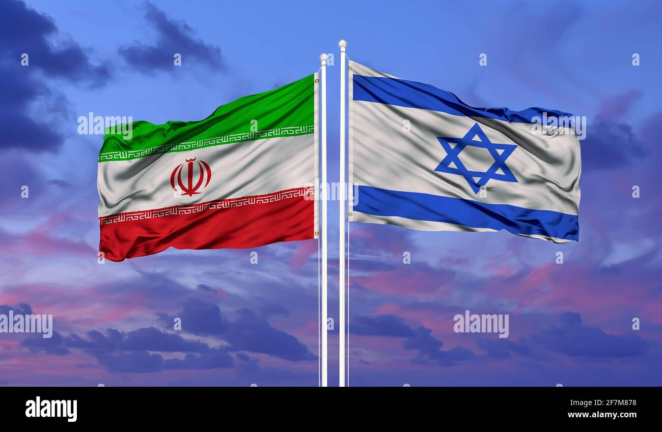 Israël et l'Iran drapeau agitant dans le vent contre blanc ciel bleu ciel nuageux ensemble. Concept de diplomatie, relations internationales Banque D'Images