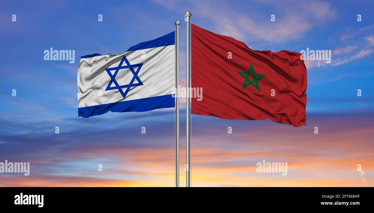 Israël et le drapeau marocain agitant dans le vent contre blanc ciel bleu ciel nuageux ensemble. Concept de diplomatie, relations internationales Banque D'Images