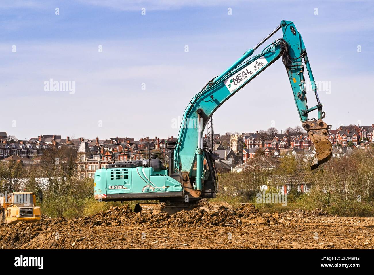 Barry, pays de Galles - Mars 2021: Grande excaveur mécanique, terrain de défrichement pour de nouveaux logements à Barry, pays de Galles du Sud. Banque D'Images Barry, pays de Galles - Mars 2021: Grande excaveur mécanique, terrain de défrichement pour de nouveaux logements à Barry, pays de Galles du Sud. Banque D'Images