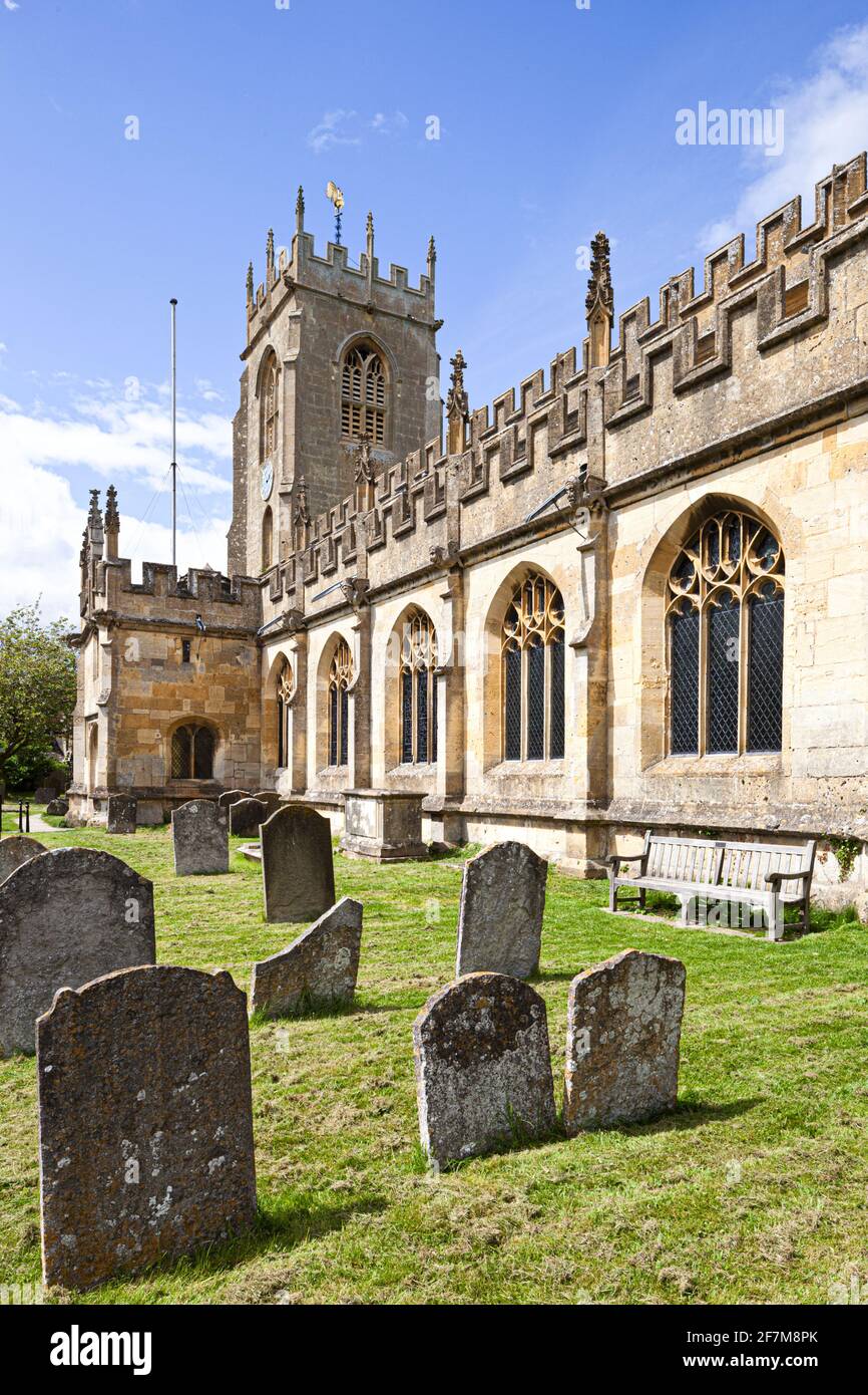 Église paroissiale de St Peters dans la ville Cotswold de Winchcombe, Gloucestershire UK - célèbre pour sa collection de gargouilles grotesques Banque D'Images