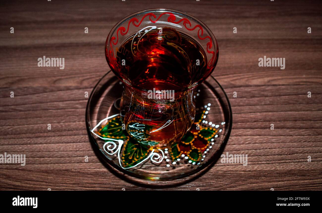 Thé dans l'armudu traditionnel azerbaïdjanais en verre en forme de poire sur un bois tableau Banque D'Images