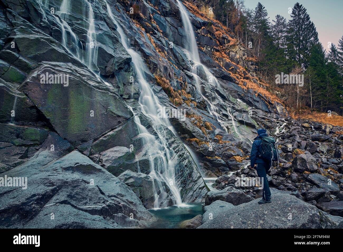 Belle cascade Vallesinella à Madonna di Campiglio en automne, Parc National Adamello-Brenta Italie, Trentin Dolomite Alpes Banque D'Images