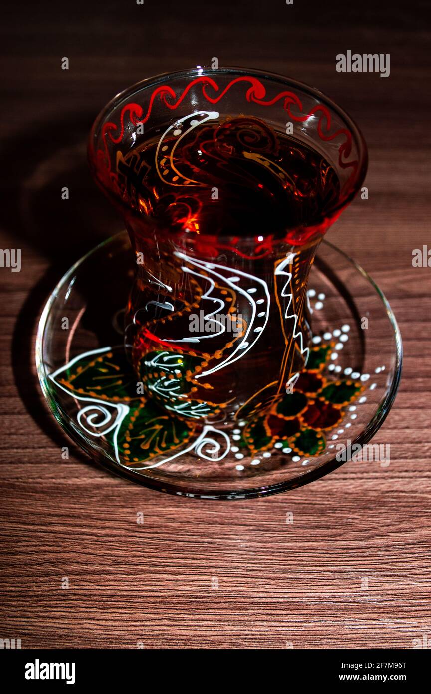Thé dans l'armudu traditionnel azerbaïdjanais en verre en forme de poire sur un bois tableau Banque D'Images