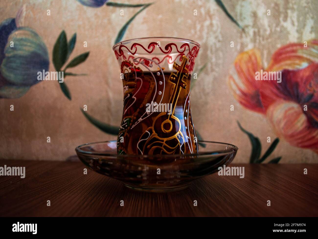 Thé dans l'armudu traditionnel azerbaïdjanais en verre en forme de poire sur un bois tableau Banque D'Images