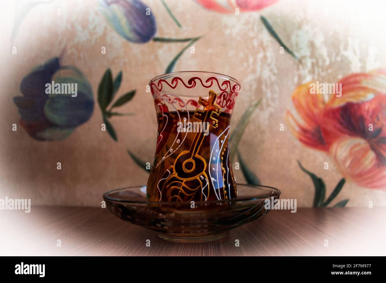 Thé dans l'armudu traditionnel azerbaïdjanais en verre en forme de poire sur un bois tableau Banque D'Images