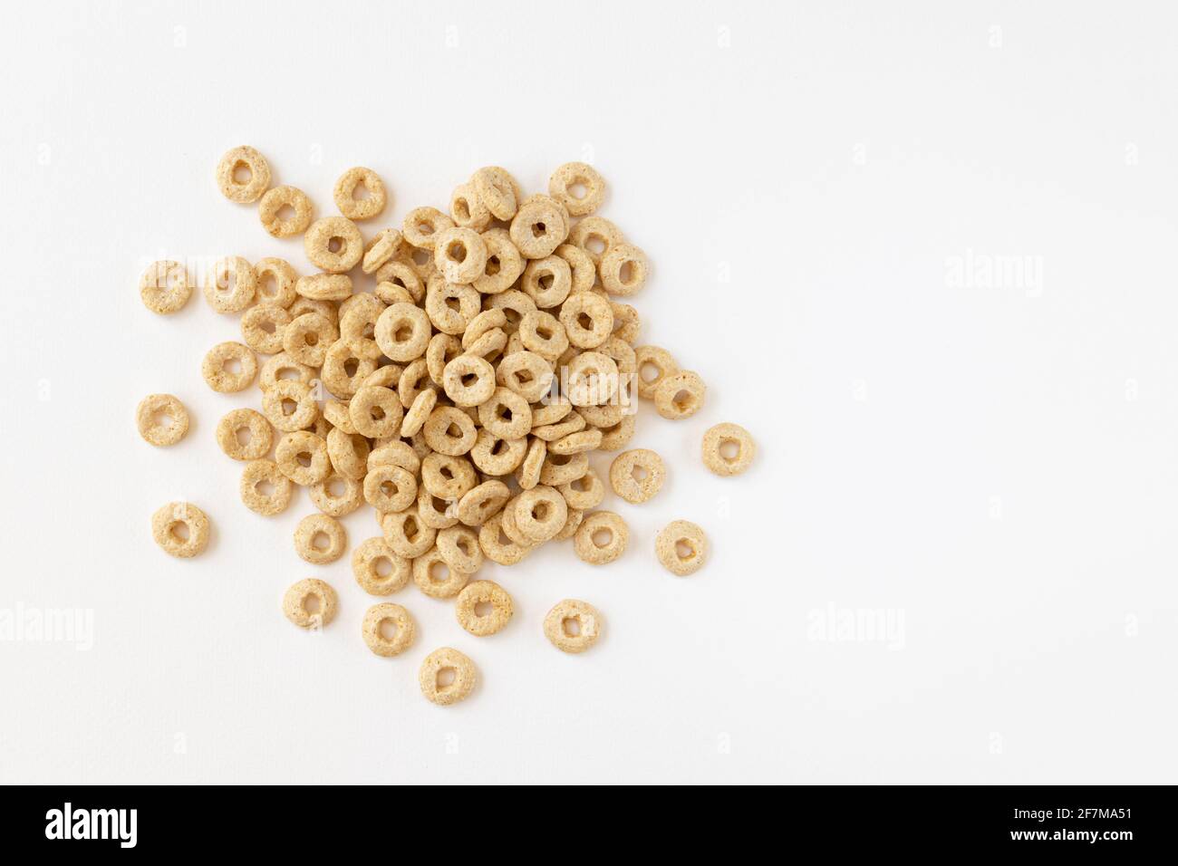 tas de céréales cheerios sur fond blanc, délicieux et utile anneaux de céréales pour le petit déjeuner Banque D'Images