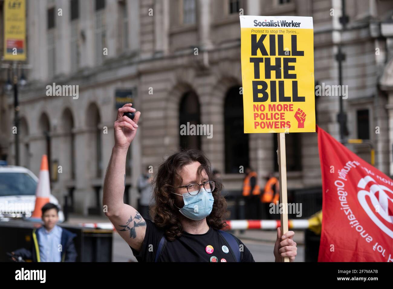 Des manifestants se réunissent pour tenir des pancartes dans le centre-ville lors de la manifestation Kill the Bill le 3 avril 2021 à Birmingham, au Royaume-Uni. Des manifestations ont eu lieu dans tout le Royaume-Uni contre le projet de loi sur la police, la criminalité, la peine et les tribunaux, dont la législation, qui couvre un large éventail de questions, donnerait à la police plus de pouvoirs pour contrôler les manifestations non violentes ou statiques et imposer un ensemble de nouvelles règles à la police pour les déployer. Les manifestants considèrent le projet de loi comme un contrôle disproportionné de la liberté d'expression et de leur droit de manifester pacifiquement. Banque D'Images