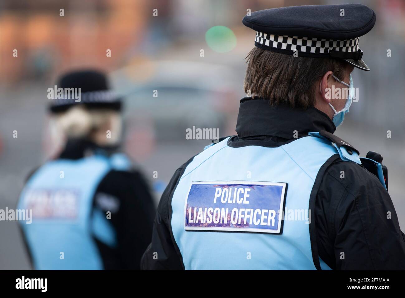 Un gros plan de l'arrière d'un agent de liaison de la police dans le centre-ville de Bristol, en Angleterre, au Royaume-Uni. Banque D'Images