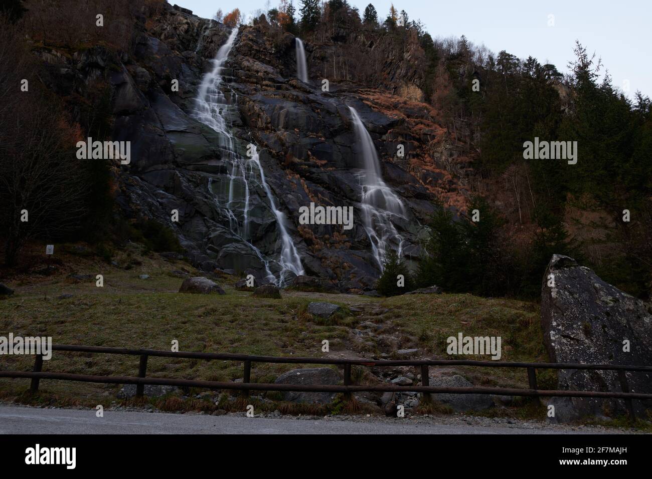 Belle cascade Vallesinella à Madonna di Campiglio en automne, Parc National Adamello-Brenta Italie, Trentin Dolomite Alpes Banque D'Images