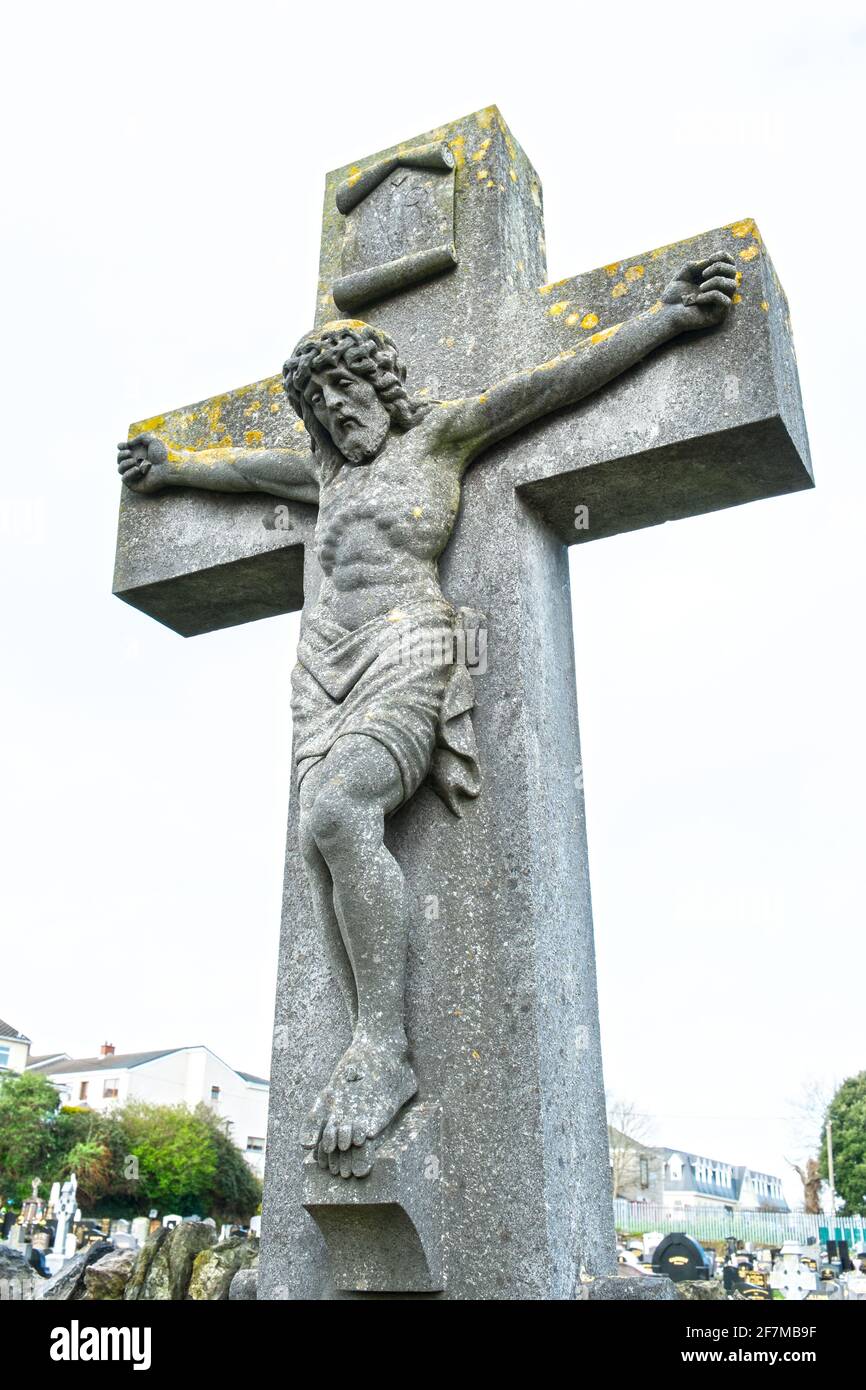 Une représentation réaliste de la sculpture du Christ sur la croix Un ancien cimetière irlandais Banque D'Images