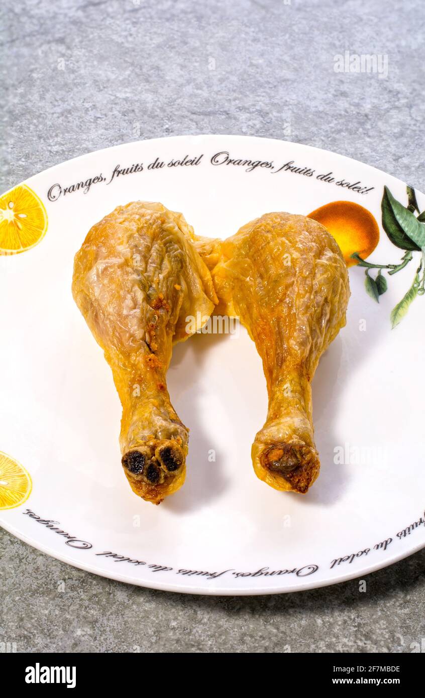 Une paire de pilons de poulet. Deux jambes de poulet rôti Banque D'Images