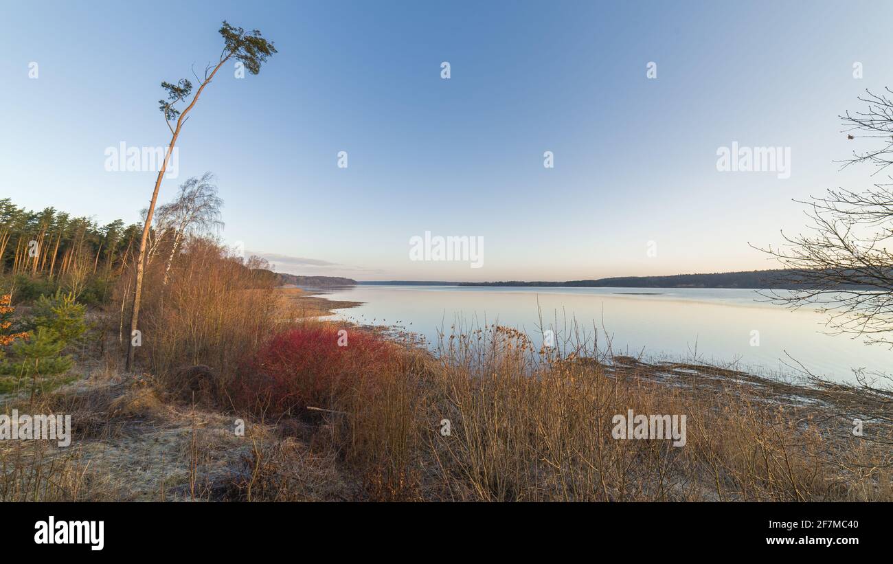 La nature étonnante de la lagune de Kaunas au printemps matin. Banque D'Images