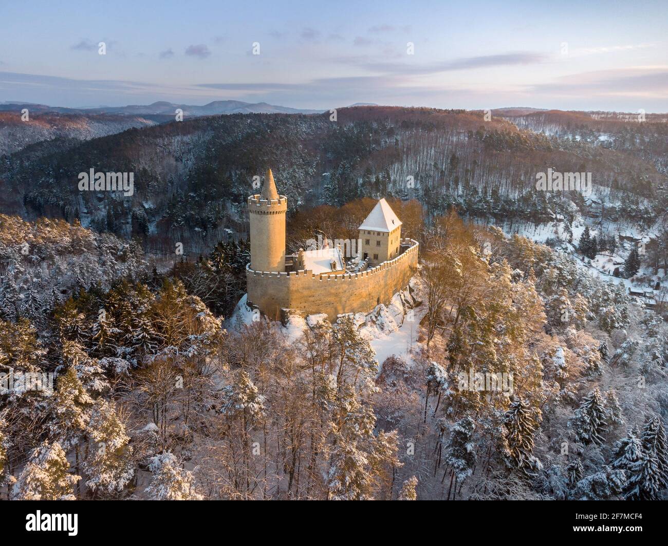 Vue aérienne du château médiéval de Kokorin dans le parc national de Kokorinsko à proximité de Prague en République tchèque, en Europe. Banque D'Images
