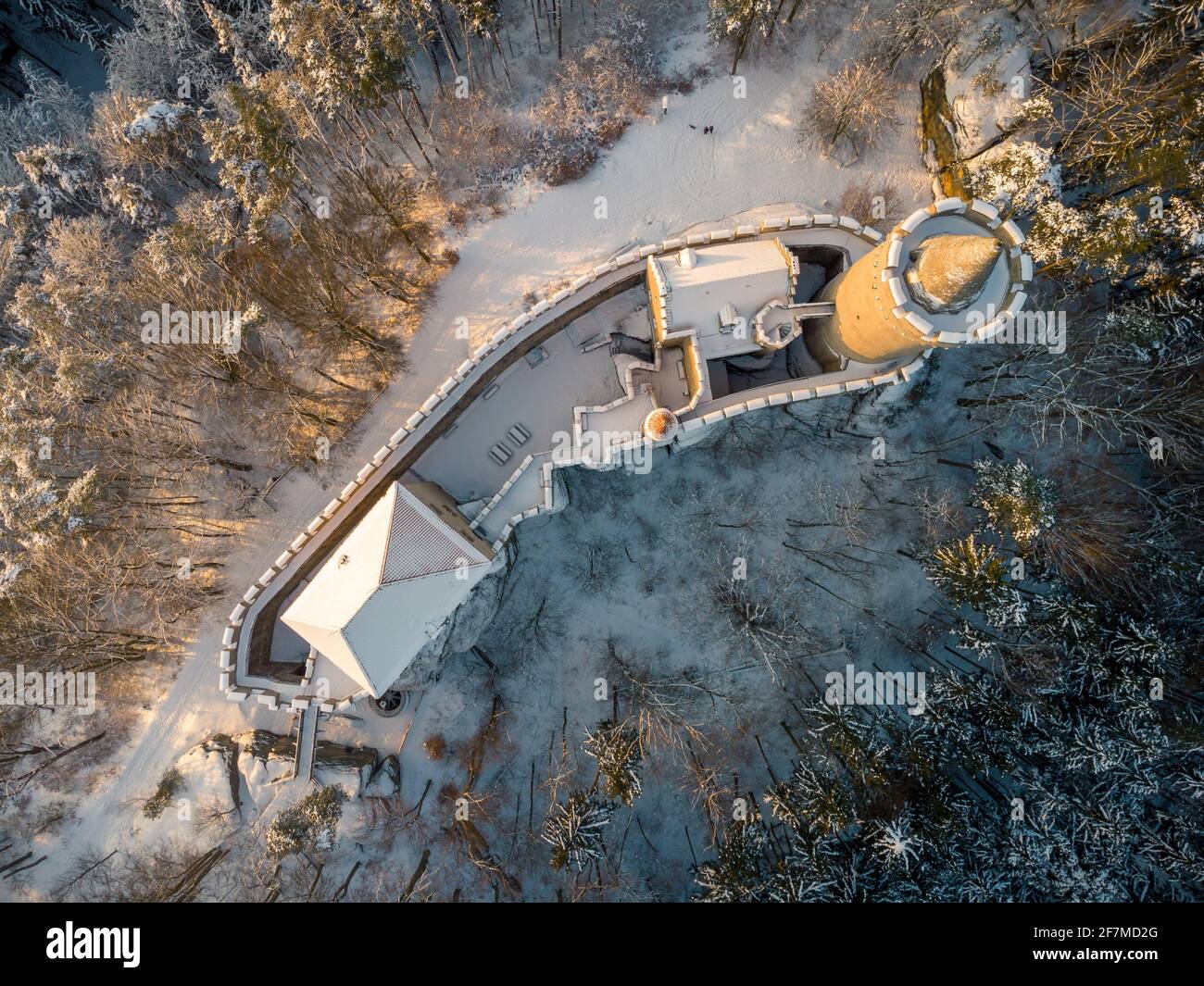 Vue aérienne du château médiéval de Kokorin dans le parc national de Kokorinsko à proximité de Prague en République tchèque, en Europe. Banque D'Images