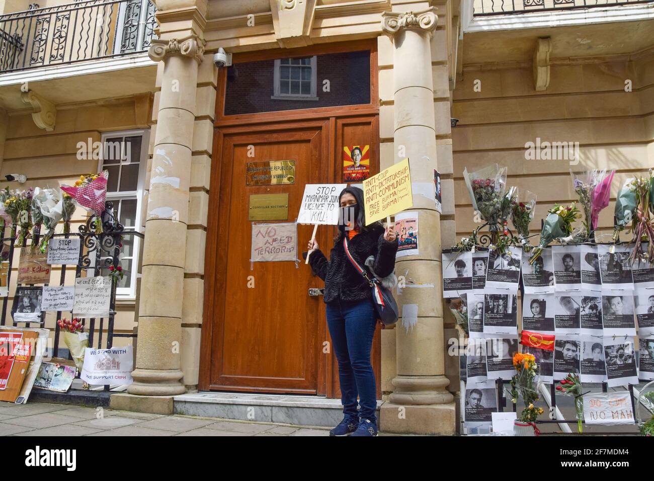 Londres, Royaume-Uni. 08 avril 2021. Un manifestant anti-coup d'État tenant des pancartes exprimant son opinion devant l'ambassade du Myanmar à Londres.l'ambassadeur du Myanmar au Royaume-Uni, Kyaw Zwar Minn, a été enfermé de l'ambassade à Mayfair, qu'il a décrit comme un « coup d'État ». (Photo de Vuk Valcic/SOPA Images/Sipa USA) crédit: SIPA USA/Alay Live News Banque D'Images