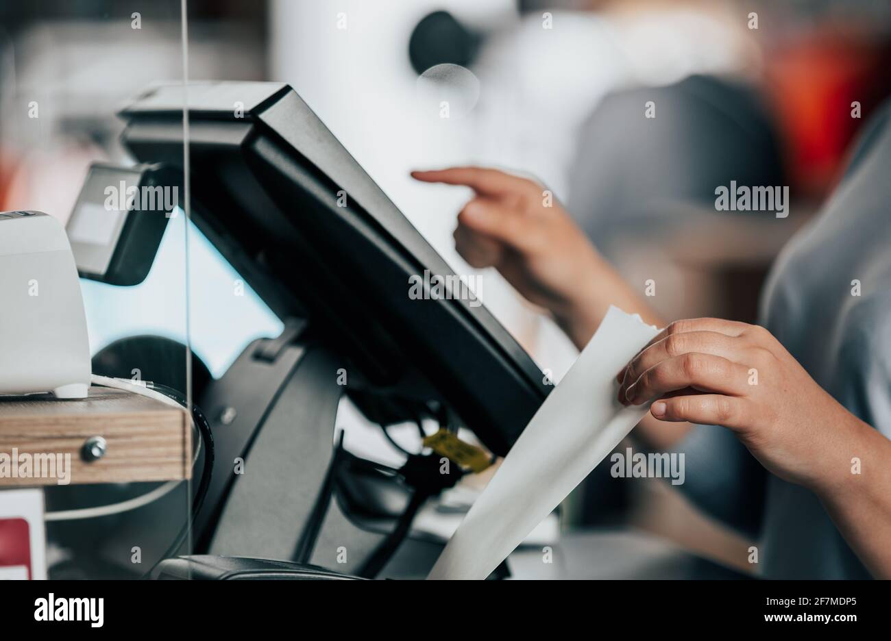 Vendeur ou commerçant imprimant le reçu ou la facture d'un client, le temps de vente, la période de remise, le concept de point de vente Banque D'Images