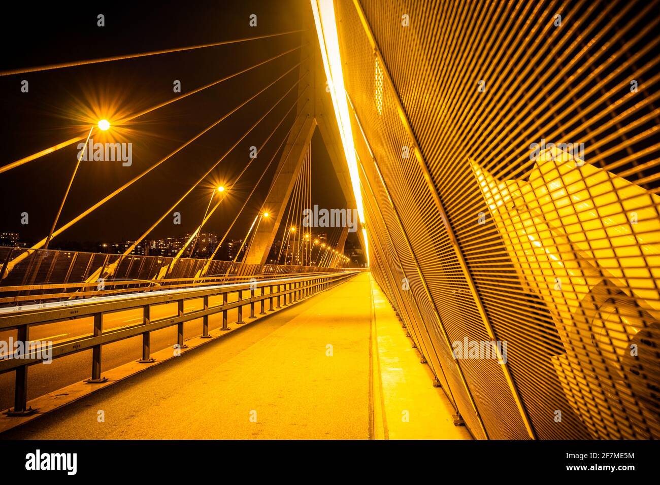 Photo en exposition longue du pont de Poya, vue à Fribourg, Suisse Banque D'Images