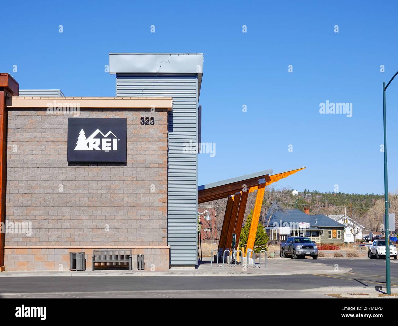 Panneau DE la coopérative REI sur le côté du magasin à Flagstaff, Arizona, États-Unis. Banque D'Images Panneau DE la coopérative REI sur le côté du magasin à Flagstaff, Arizona, États-Unis. Banque D'Images