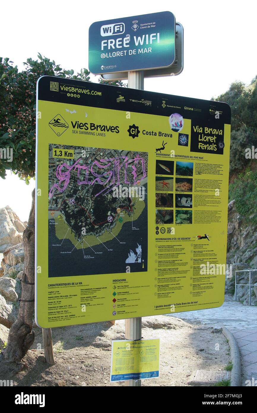 WiFi gratuit et panneaux de carte dans la ville balnéaire De Lloret de Mar sur la Costa Brava près de Calella En Catalogne Espagne UE 2019 Banque D'Images