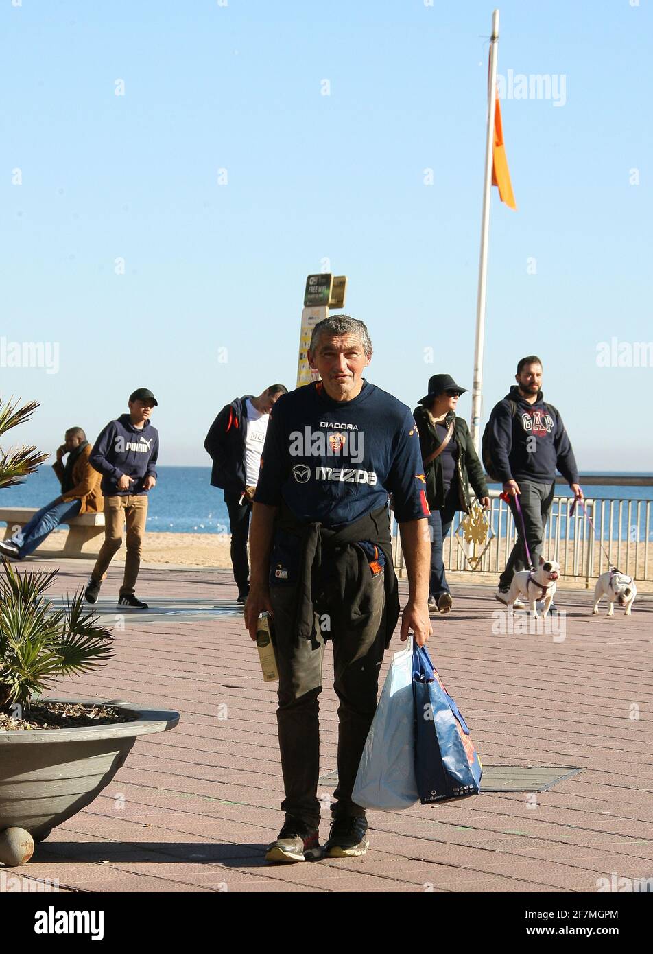 Homme local catalan dans la ville balnéaire de Lloret de Mar sur la Costa Brava près de Calella en Catalogne Espagne UE 2019 Banque D'Images