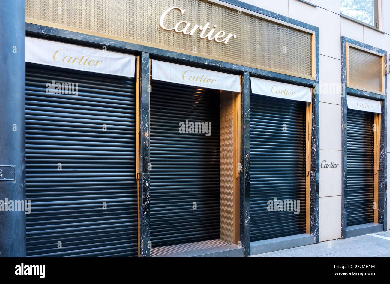 La boutique Cartier de Francfort est fermée en raison de Corona. Cartier est un détaillant exclusif de bijoux fins, de cadeaux et de montres de luxe dans le design classique. Banque D'Images