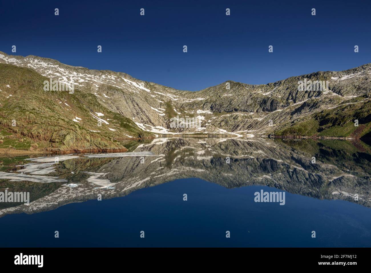 Lac Certascan en été, dans les Pyrénées catalanes (Parc naturel Alt Pirineu, Catalogne, Espagne, Pyrénées) ESP: Estany de Certascan en verano (Pirineos) Banque D'Images