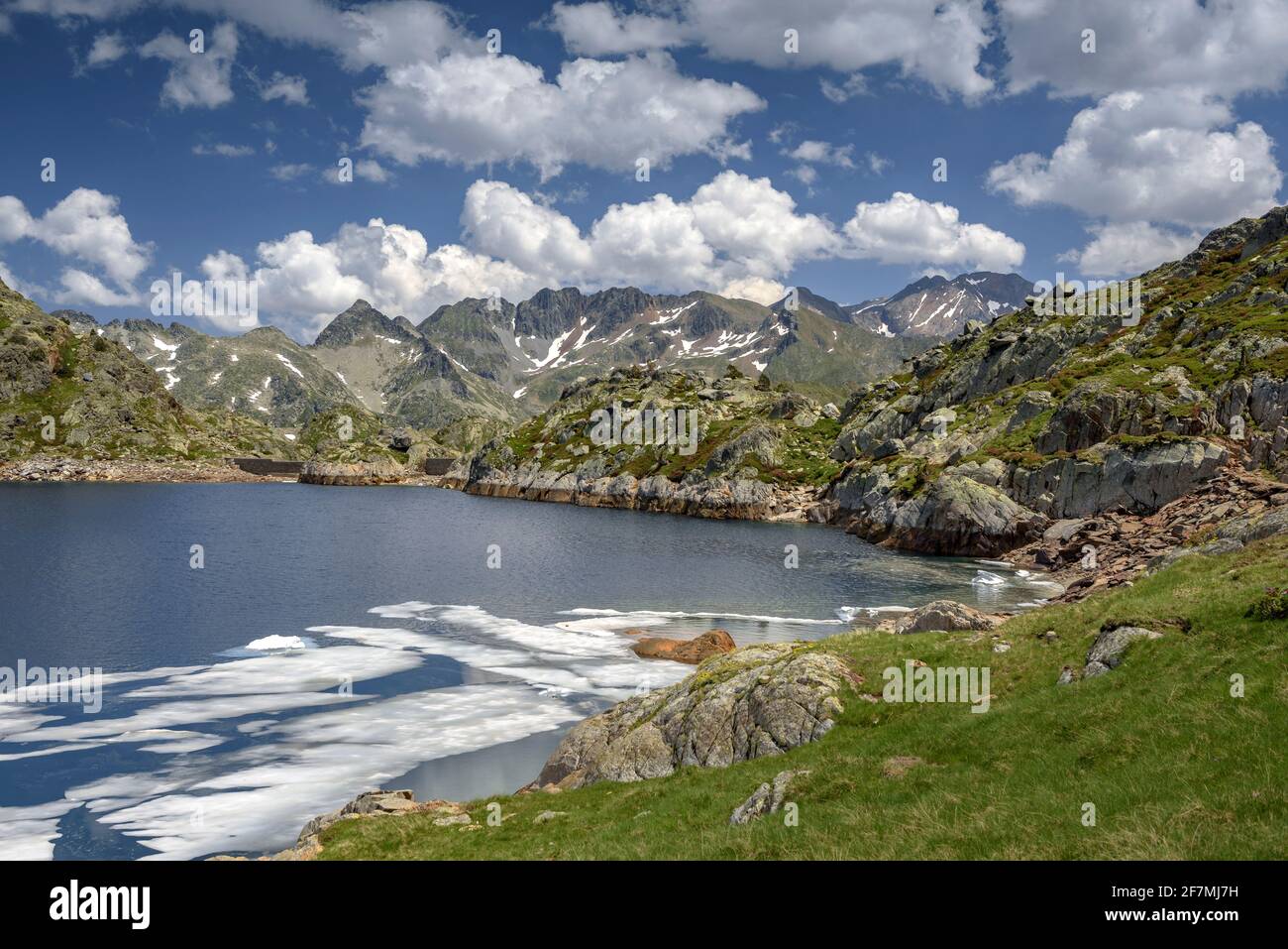 Lac Certascan, dans les Pyrénées catalanes en été. En arrière-plan, le massif de la Pica d'Estates (Parc naturel Alt Pirineu, Catalogne, Espagne, Pyrénées) Banque D'Images