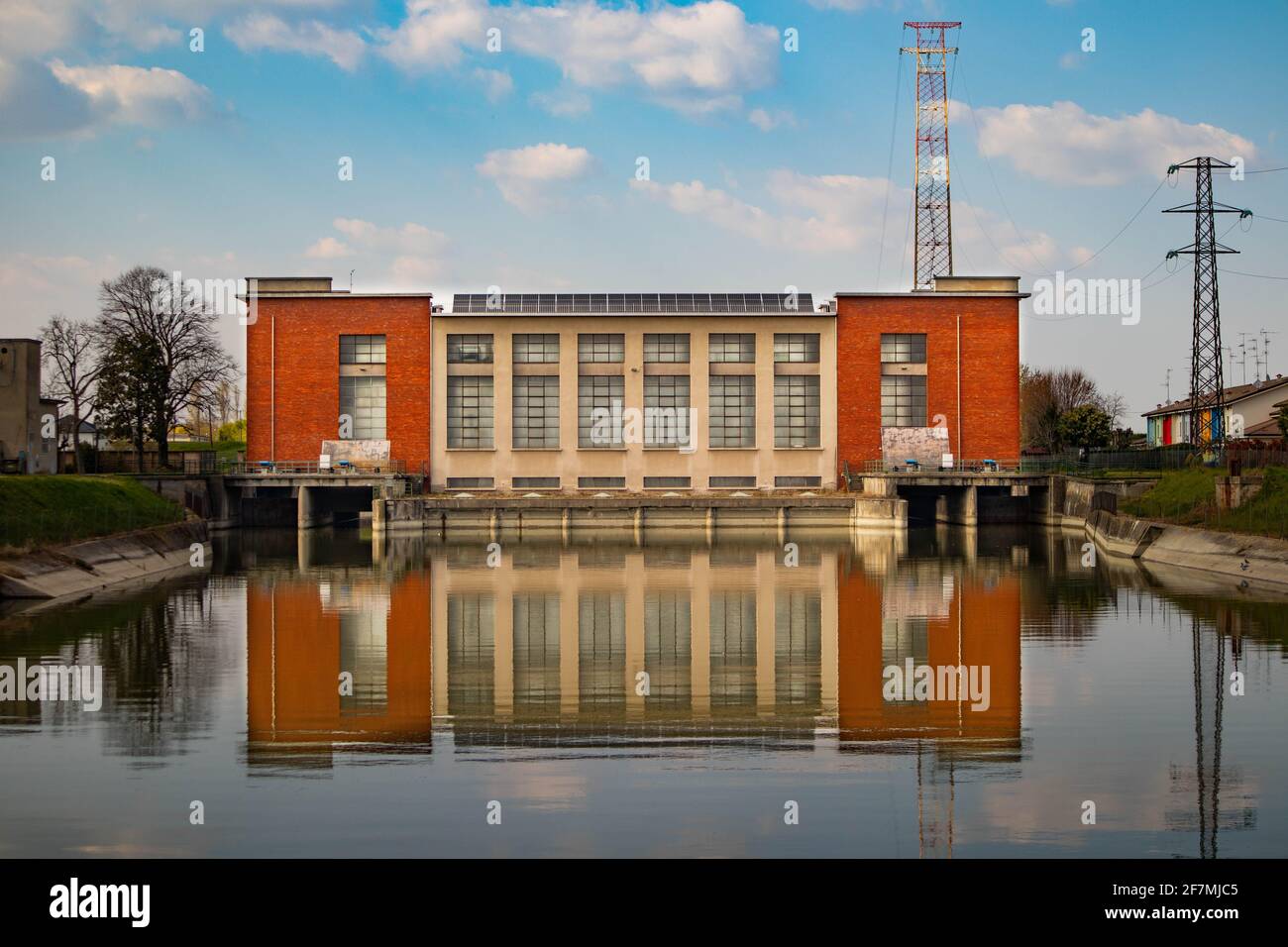 bâtiment bonifica au printemps dans la campagne italienne Banque D'Images