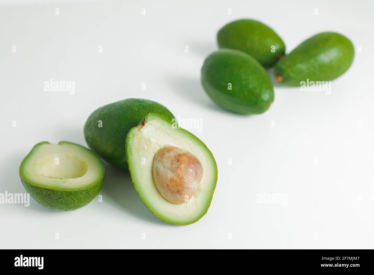 Avocat entier et moitié sur fond blanc. Concept de nourriture naturelle. Banque D'Images