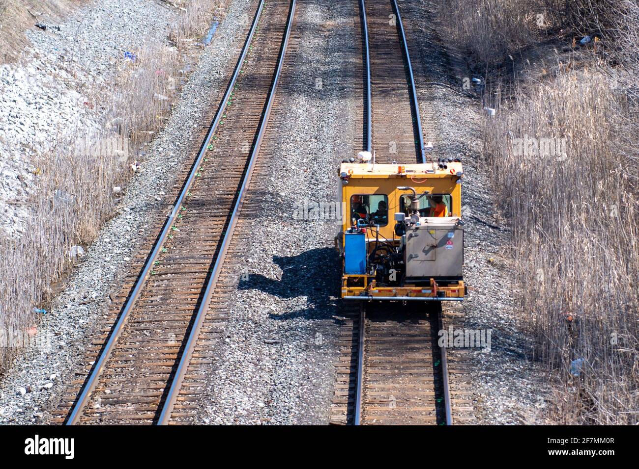 Le matériel de réparation ferroviaire et ses opérateurs se déplacent dans le Ville de Toronto Banque D'Images