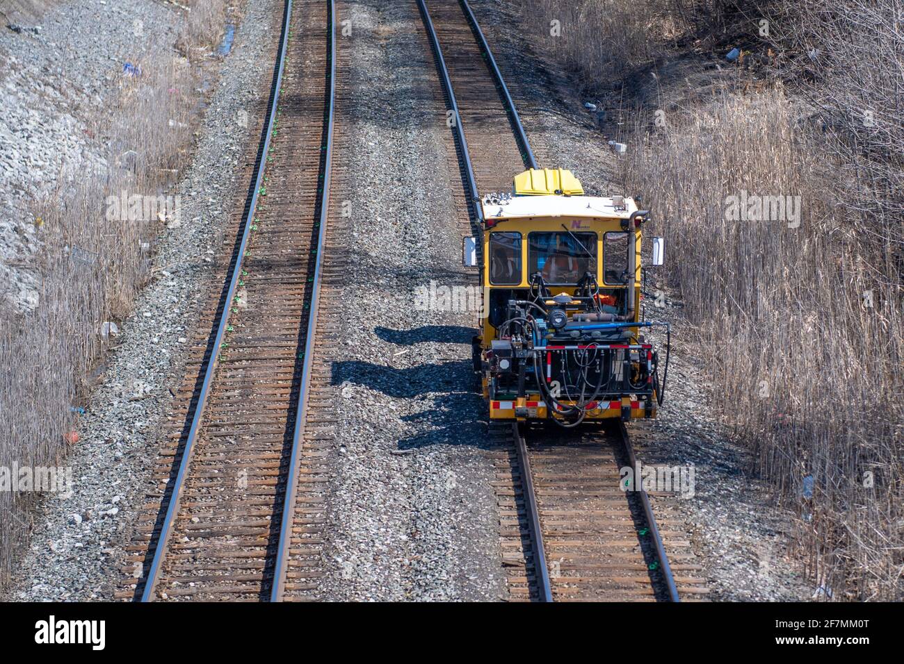 Le matériel de réparation ferroviaire et ses opérateurs se déplacent dans le Ville de Toronto Banque D'Images