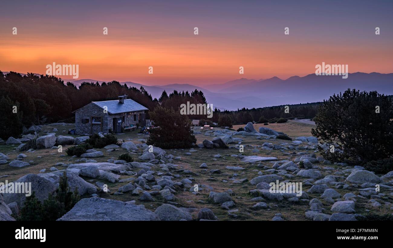 Refuge de Feixa au crépuscule (Pyrénées, Catalogne, Espagne) ESP: Refugio de la Feixa en la Cerdanya, al amanecer (Cataluña, España) Banque D'Images