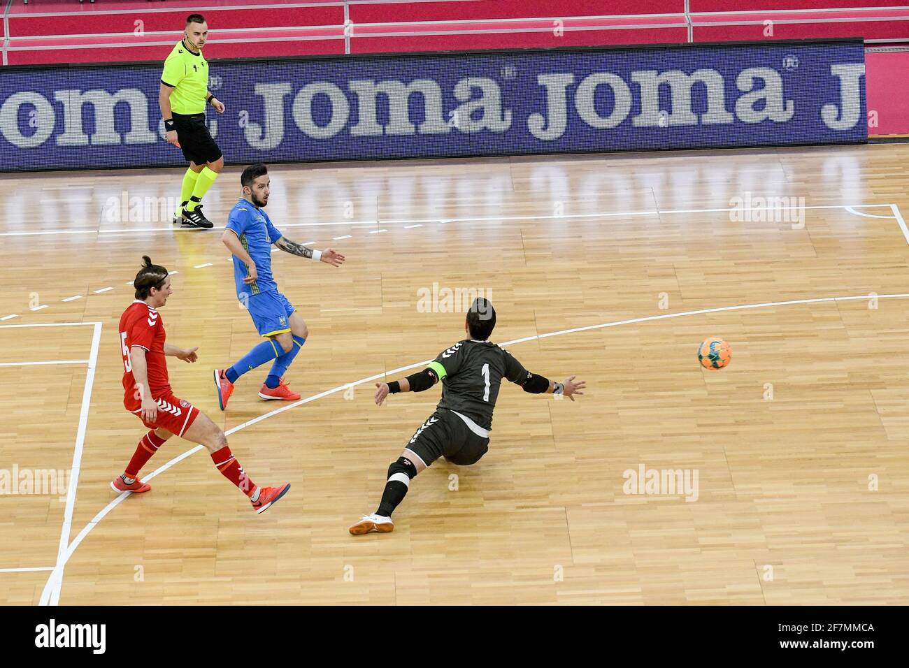 Non exclusif: KIEV, UKRAINE - 7 AVRIL 2021 - les joueurs de l'Ukraine (kit bleu) et du Danemark (kit rouge) sont vus en action pendant le Futsal DE l'UEFA EURO 2022 Banque D'Images