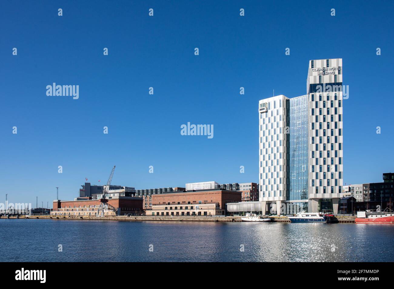 Quartier de Jätkäsaari ou de Länsisatama avec son hôtel Clarion de grande hauteur et ses vieux ports de cargaison en bord de mer à Helsinki, en Finlande Banque D'Images