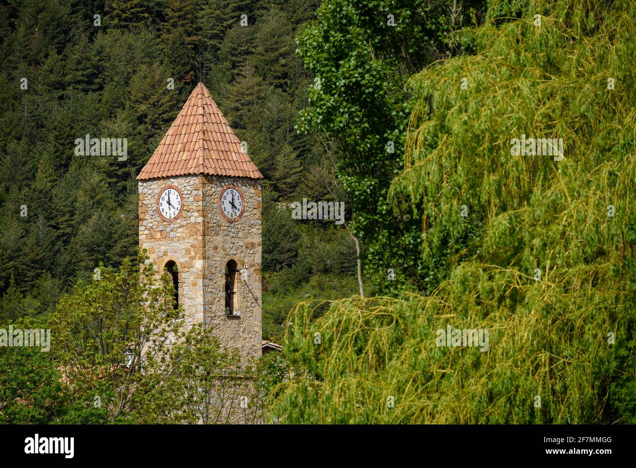 Clocher de l'église Gósol (Berguedà, Catalogne, Espagne, Pyrénées) ESP: Campanario de la iglesia de Gósol (Berguedà, Cataluña, España, Pirineos) Banque D'Images