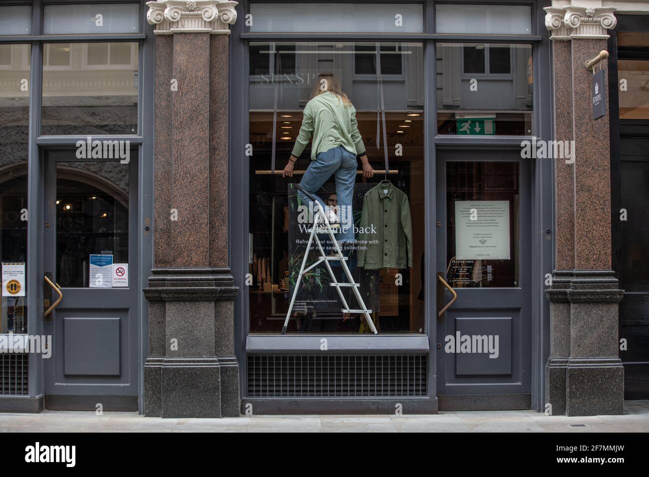 Londres, Royaume-Uni. 8 avril 2021 : les magasins de vêtements de Jermyn Street dans le centre de Londres se préparent à la réouverture de lundi après que les restrictions de verrouillage du coronavirus les ont maintenus fermés depuis décembre 2020. 08 avril 2021. Londres, Angleterre, Royaume-Uni crédit: Jeff Gilbert/Alay Live News Banque D'Images