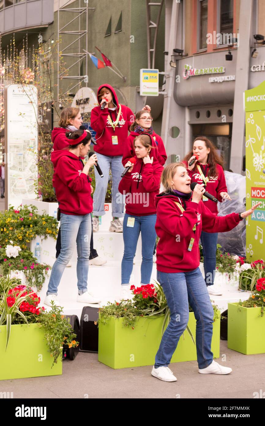 Moscou, Russie - Mai 05. 2019: Festival acappella Moscow Spring. Rue Nikolaskaïa. Représentation des chanteurs de chœur. Banque D'Images