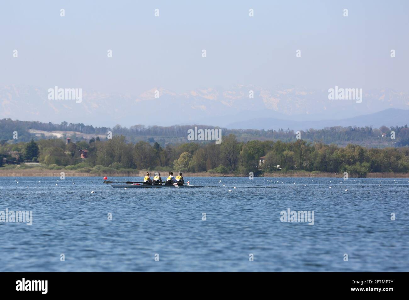 Varese, Italie. 08 avril 2021. Membres des quatre femmes SANGGAARD NIELSEN Frida, HOLLENSEN Nina, RASMUSSEN Hedvig et JOHANSEN Christina du Danemark pendant la séance de formation le 1er jour aux Championnats d'Europe d'aviron du Lac Varèse le 8 avril 2021 à Varèse, Italie Rory GIBBS de Grande-Bretagne lors de la session d'entraînement le jour 1 aux Championnats d'Europe d'aviron au Lac Varèse le 8 avril 2021 à Varèse, Italie crédit: Mickael Chavet/Alay Live News Banque D'Images