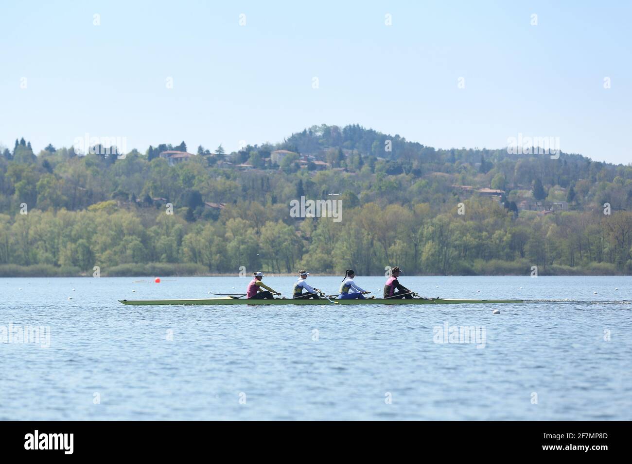 Varese, Italie. 08 avril 2021. Membres des quatre femmes (b) GOLUB Oksana, (2) DOVHODKO Ievgeniia, (3) VERKHOGLIAD Daryna et (s) BURYAK Olena de l'Ukraine lors de la séance d'entraînement le 1er jour au Championnat européen d'aviron du Lac Varèse le 8 avril 2021 à Varèse, Italie Rory GIBBS de Grande-Bretagne lors de la session d'entraînement le jour 1 aux Championnats d'Europe d'aviron au Lac Varèse le 8 avril 2021 à Varèse, Italie crédit: Mickael Chavet/Alay Live News Banque D'Images