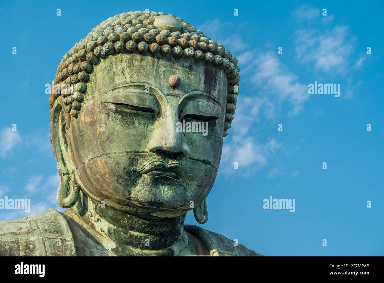 Le Grand Bouddha, Daibutsu, Temple bouddhiste de Kotoku-in. Grande statue de bronze Amida bouddhisme avec ciel bleu trouvé à Kamakura, Kanagawa, Japon. Banque D'Images