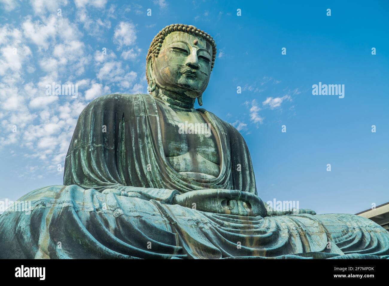 Le Grand Bouddha, Daibutsu, Temple bouddhiste de Kotoku-in. Grande statue de bronze Amida bouddhisme avec ciel bleu trouvé à Kamakura, Kanagawa, Japon. Banque D'Images