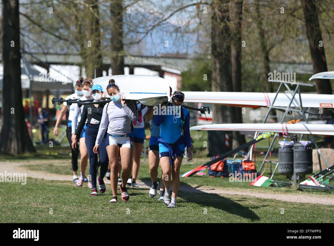 Varese, Italie. 08 avril 2021. Les huit femmes d'Italie lors de la session d'entraînement le jour 1 aux Championnats d'Europe d'aviron au Lac Varèse le 8 avril 2021 à Varèse, Italie crédit: Mickael Chavet/Alay Live News Banque D'Images