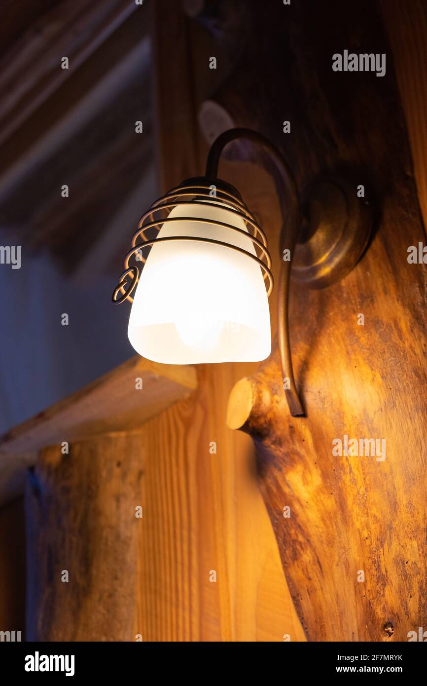 Lampe de chevet dans un chalet en bois Photo Stock - Alamy