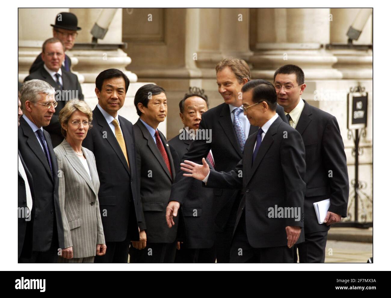 Tony Blair rencontre le Premier Ministre du Conseil d'Etat de la République populaire de Chine, S.E. M. Wen Jiabao dans la cour du Bureau de Foriegn pour inspecter la garde d'honneur, les premiers gardes de Grenadier Batalion de Queens co.pic David Sandison 10/5/2004 Banque D'Images