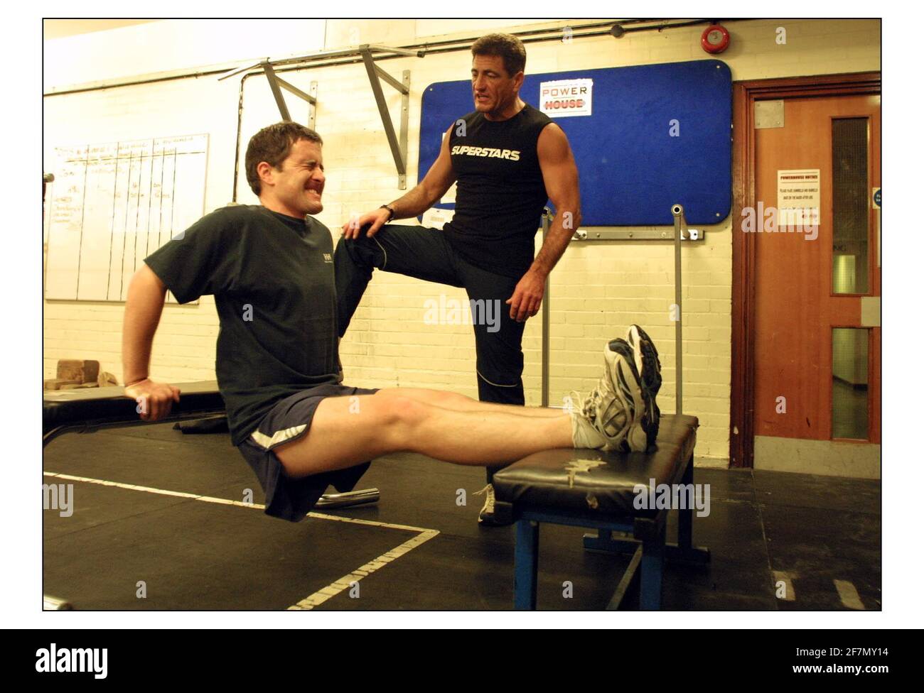 Brian Hooper et Mc Kensie passent par certains des exercices du programme de fitness T.V., Superstars.pic David Sandison 8/10/03 Banque D'Images